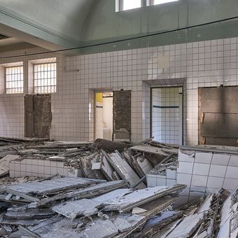 Anfang September 2022: Hier sieht man, wie viel Platz durch den Abbruch entsteht. Viel Raum für die Kleinkinder zum Planschen und für die Eltern zum Erholen.
