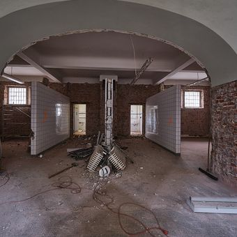 Mitte September 2022: Der Schutt ist weg; auch die 80er-Jahre-Fliesen wurden entfernt.