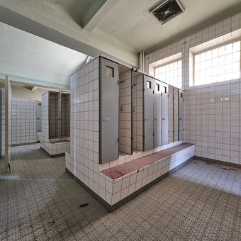 Juli 2022: Um Platz zu schaffen, müssen zuerst zu Schließfächer und Toiletten entfernt werden.